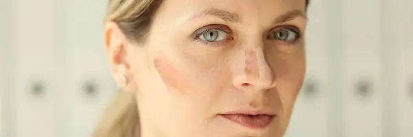 Hautfarbe Creme Linien Auf Frau Gesicht Aus Nächster Nähe Make — Stockfoto