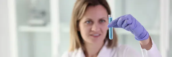 Kobieta Naukowiec Patrzy Probówkę Płynem Ręku Badania Rozwój Chemiczny Farmaceutyczny — Zdjęcie stockowe