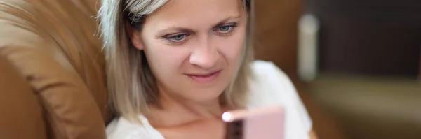 Aufgeregt Blickt Eine Frau Auf Den Smartphone Bildschirm Während Sie — Stockfoto