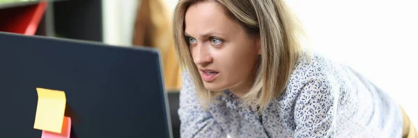 Überraschte Managerin Steht Ihrem Schreibtisch Und Blickt Auf Computerbildschirm Schlechte — Stockfoto
