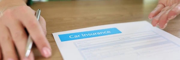 Female Agent Offers Sign Car Insurance Contract Close Manager Pen — Stock Photo, Image