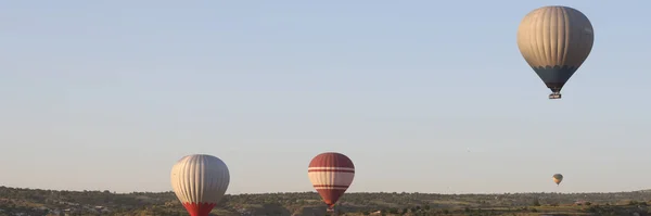 Panoramabild Varmluftsballonger Som Flyger Klarblå Himmel Resor Turism Och Extrema — Stockfoto