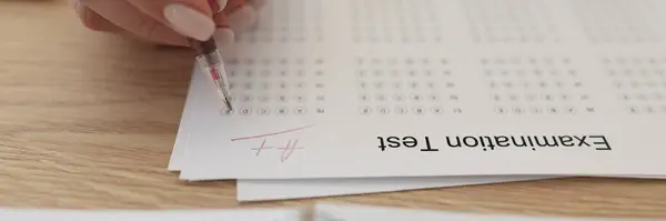 Hand Met Pen Examenpapier Met Uitstekende Markering Van Dichtbij Concept Stockfoto