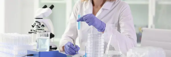 Femme Scientifique Souriante Tenant Une Éprouvette Avec Liquide Bleu Prenant — Photo