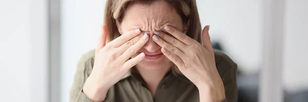 Mulher Esfrega Olhos Com Dedos Que Sentem Exaustão Depois Trabalho — Fotografia de Stock