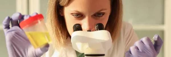 Travailleur Laboratoire Fait Des Tests Urine Utilisant Microscope Moderne Spécialiste — Photo