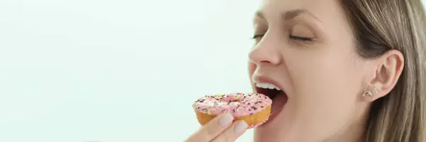 Mujer Feliz Muerde Delicioso Donut Primer Plano Fondo Claro Persona — Foto de Stock