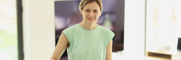 Positive Frau Bügelt Getrocknete Kleidung Mit Gerät Bord Hause Hausangestellte — Stockfoto