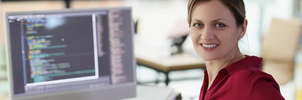 笑顔の女性アプリ開発者はオフィスの閉鎖でコンピュータ上のコードを書き込みます エンジニアは職場でソフトウェアを作成します 情報技術 — ストック写真