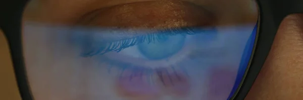 Ženské Oko Brýlemi Pro Korekci Zraku Makropohled Oftalmologická Pomoc Pacientů — Stock fotografie