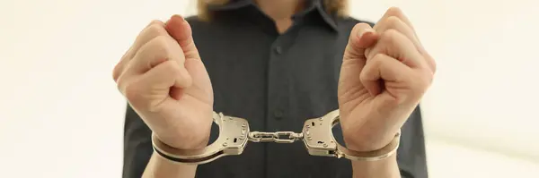 Kobieta Metalowymi Kajdankami Więziennej Celi Aresztowanie Przestępcy Wyrok Sądzie Stanowym — Zdjęcie stockowe