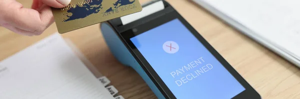 Frau Legt Kreditkarte Terminal Online Für Dienstleistungen Bezahlen Die Zahlung Stockbild