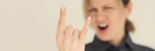Mulher Com Boca Aberta Mostra Chifres Gesto Com Indicador Dedos — Fotografia de Stock