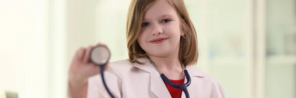 Χαριτωμένο Ξανθό Κορίτσι Κατέχει Στηθοσκόπιο Για Ελέγξετε Ασθενή Παίζει Θεραπευτή — Φωτογραφία Αρχείου