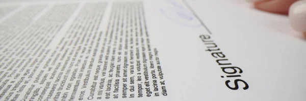 Женщина Ставит Личную Подпись Над Листом Бумаги После Прочтения Контракта Стоковое Фото