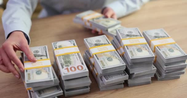 Dłoń Liczy Wiele Ton Amerykańskich Dolarów Stole Fałszerze Sprawdzają Banknoty — Wideo stockowe