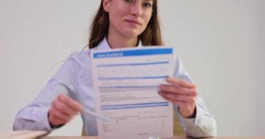 Menajerler yakın çekim için sigorta formu öneriyor. Anlaşma yap ve sürücünün para kaybetmesini engelle