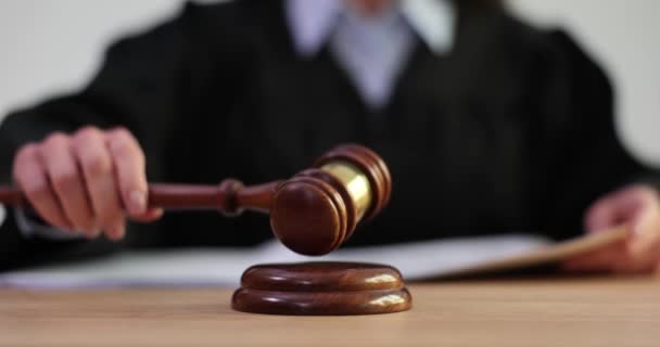 Судья Манте Стучит Молотком Объявляет Решение Суде Справедливое Суждение Право — стоковое видео