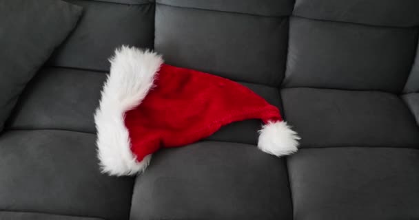 Czerwony Kapelusz Świętego Mikołaja Szarej Sofie Boże Narodzenie Nowy Rok — Wideo stockowe