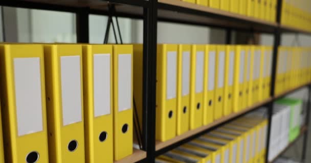 Žluté Identické Kancelářské Složky Polici Knihami Kanceláři Uchovávání Obchodních Dokumentů — Stock video