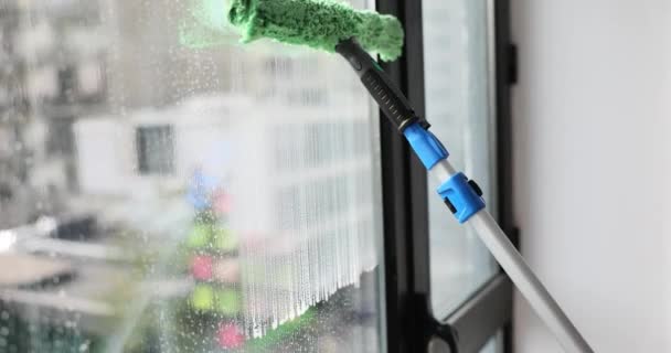 窓のクリーニングのための窓のクリーニングのブラシ 高品質のクリーニングとウィンドウクリーニングサービス — ストック動画
