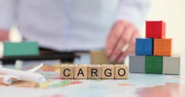 İş ortağı kargo konteynırını dünya haritasına ve kelime kargosuna koydu. Genel lojistik ortaklığı