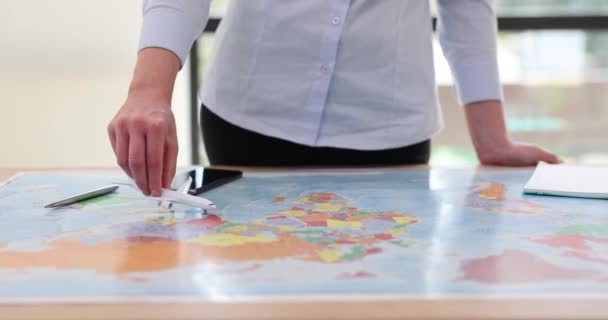 Samolot Zabawkami Ręku Mapą Świata Turystyka Podróży Służbowych Podróży Dookoła — Wideo stockowe