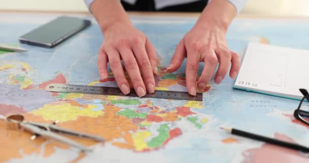 世界地図上の支配者を持つ女性の手 カルトグラフィーの専門家 — ストック動画
