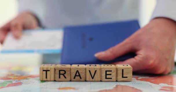 Паспорт Проездного Слова Авиабилетами Картой Мира Туризм Выбор Маршрута Путешествия — стоковое видео