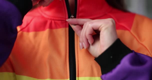 レインボーカラー素材のジャケットとジッパーの女性 レインボーフラッグとファッションブランドがマイノリティをサポート — ストック動画