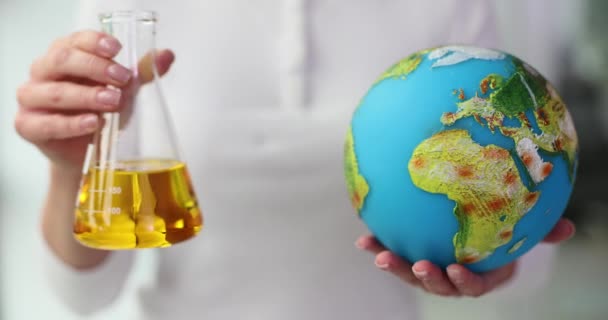 Persoon Houdt Kolf Met Gele Olie Wereldbol Wereldolieproductie — Stockvideo