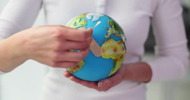 Orang Memegang Planet Bumi Globe Dengan Plester Perekat Masalah Perlindungan — Stok Video