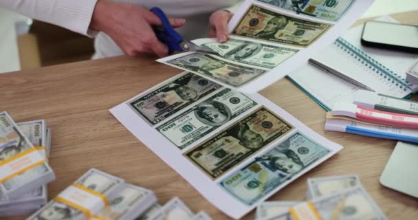 Γυναικεία Χέρια Κόβουν Χαρτονομίσματα Του Δολαρίου Τυπωμένα Εκτυπωτή Κλειστά Ψαλίδια — Αρχείο Βίντεο