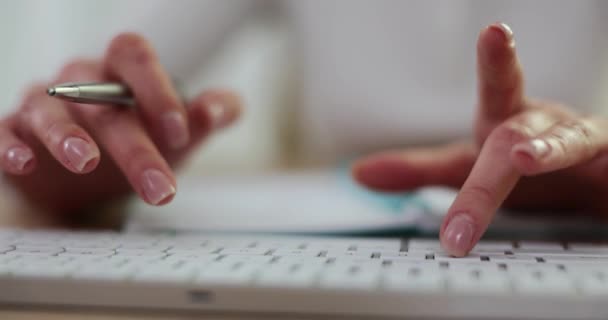 Mulheres Negócios Close Digitando Mãos Teclado Computador Para Usar Internet — Vídeo de Stock