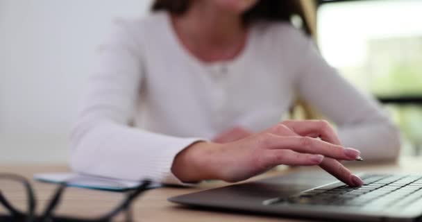 Empresária Usando Laptop Para Escrever Notas Mesa Escritório Mãos Femininas — Vídeo de Stock