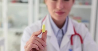 Kadın doktor klinikte kulak tıkacı takıyor. ENT kulak tıkaçlarını kulağına yerleştirir