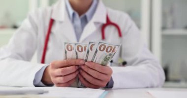Doktor terapist ya da estetik cerrah klinikte para sayar. İlaç ve sağlık sigortası maliyeti veya tıpta rüşvet yolsuzluğu