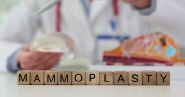 Doktor estetik cerrah, göğüs implantı ve meme ameliyatı yaptırıyor. Klinikte göğüs estetiği