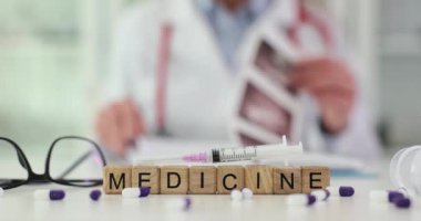 Sözcük tıbbı tablet şırınga ve doktor röntgen görüntüsünü inceliyor. Sağlık hizmetleri sigorta tedavisi ve muayene