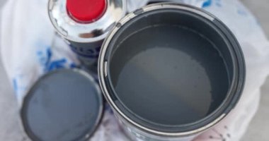 İçinde boya olan gri siyah bir kutu. Resim için kaliteli boya seçiliyor