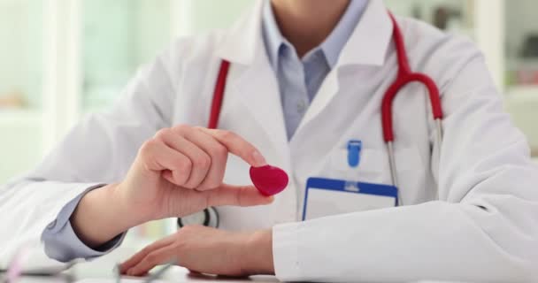 Klinikteki Kadın Kardiyologun Elindeki Kalp Figürüne Dikkat Edin Yıllık Tıbbi — Stok video
