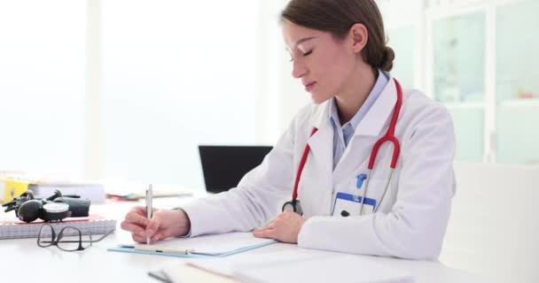 Mão Clínico Geral Preenche Registros Médicos Papel Médico Enfermeiro Está — Vídeo de Stock