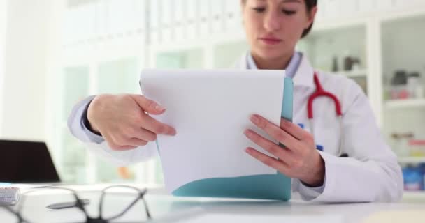 Fokuserad Seriös Allmänläkare Läser Anamnes Och Patientjournaler Överläkare Kontrollerar Försäkringsavtal — Stockvideo