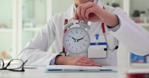 Médico Cardiólogo Terapeuta Mantiene Despertador Clínica Tiempo Para Tratamiento Examen — Vídeo de stock