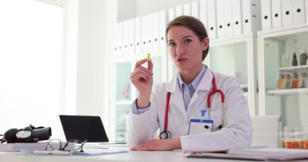 Női Orvos Elmagyarázza Füldugók Használatát Klinikán Ent Füldugók Behelyezése Füldugókba — Stock videók