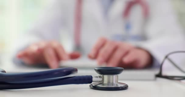 Nahaufnahme Von Ärztinnen Die Textnachrichten Eintippen Und Kunden Online Laptop — Stockvideo