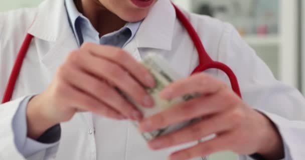 Terapeuten Lägger Pengar Fickan Kliniken Muta Till Tjänsteman För Deltagande — Stockvideo