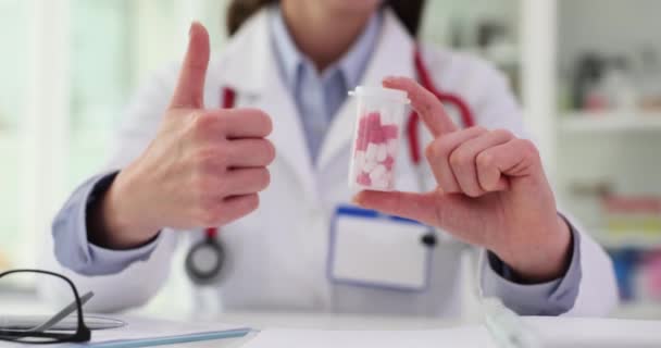 Cardioloog Toont Duim Omhoog Pillen Teken Van Goedkeuring Kwaliteit Medische — Stockvideo