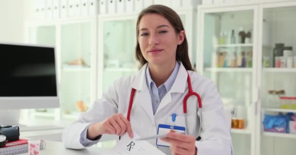 Médecin Tenant Formulaire Prescription Pour Les Médicaments Clinique Médicaments Sur — Video
