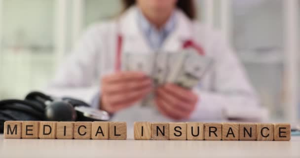 Doktor Počítá Peníze Rukou Lékařské Klinice Zdravotní Pojišťovně Dobrovolné Pojištění — Stock video